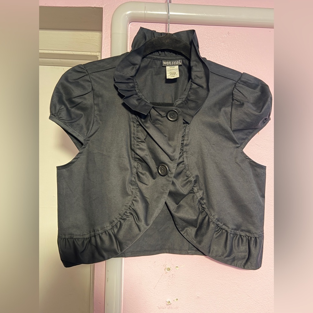 Vintage Wet Seal Black Ruffled Cropped Bolero jacket. In great condition. Size L